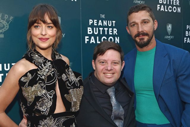 米ロサンゼルスで8月1日（現地時間）に行われた映画『The Peanut Butter Falcon（原題）』のプレミア上映会にて。（左から）ダコタ・ジョンソン、ザック・ゴッサーゲン、シャイア・ラブーフ