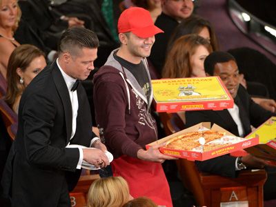 わけもわからぬままブラッド・ピットとピザを配るエドガー・マーティローシアンさん - 第86回アカデミー賞授賞式より