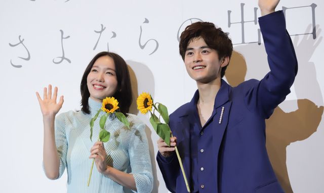 鈴鹿央士&飯豊まりえ、笑顔で登場!『夏へのトンネル、さよならの出口』完成披露:フォトギャラリー