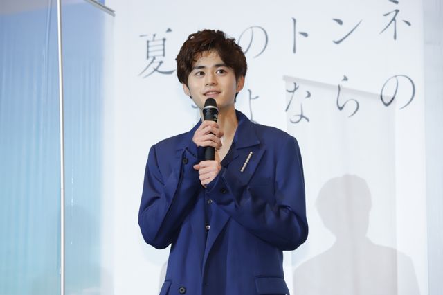 鈴鹿央士＆飯豊まりえ、笑顔で登場！『夏へのトンネル、さよならの出口』完成披露（8枚目）