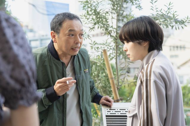 “シャドードクター”仲間の疋田文男(中川家礼二)と沼田文(松岡茉優)