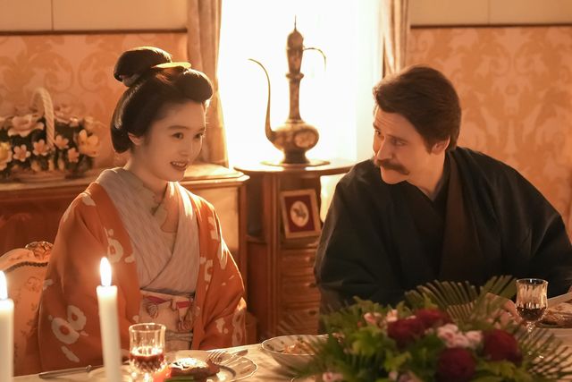 ヘブン（トミー・バストウ）とトキ（高石あかり）は誘われて…朝ドラ「ばけばけ」第105回の場面写真：フォトギャラリー