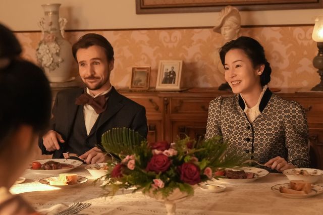 ヘブン（トミー・バストウ）とトキ（高石あかり）は誘われて…朝ドラ「ばけばけ」第105回の場面写真（2枚目）