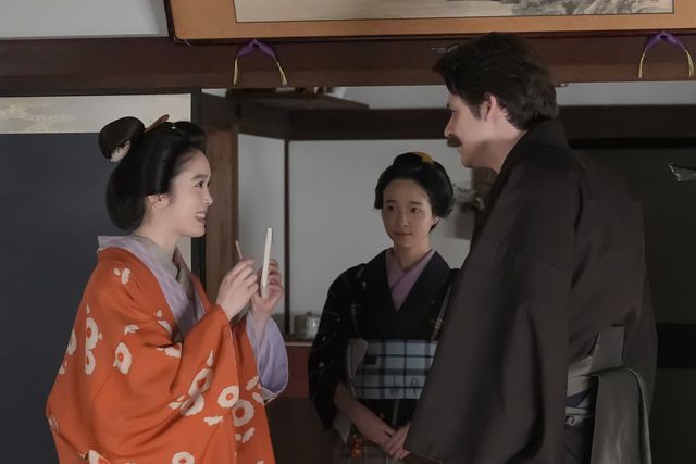 ヘブン（トミー・バストウ）とトキ（高石あかり）は誘われて…朝ドラ「ばけばけ」第105回の場面写真（3枚目）