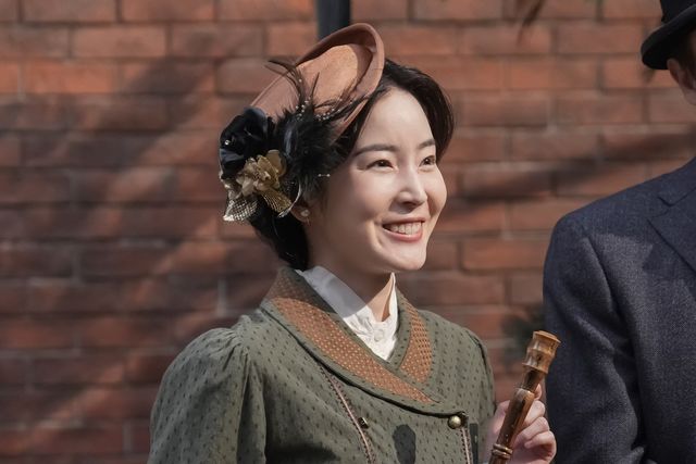 ヘブン（トミー・バストウ）とトキ（高石あかり）は誘われて…朝ドラ「ばけばけ」第105回の場面写真（5枚目）