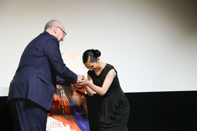 サヘル・ローズが花束プレゼント！ホテル・ルワンダ監督最新作『THE PROMISE／君への誓い』来日プレミア（3枚目）