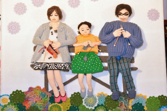 劇中の生田斗真らをモチーフにした編みポスター