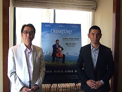 『DEPARTURES』（『おくりびと』の英題）のポスターの前で本木雅弘と滝田洋二郎監督－ニューヨーク、トライベッカ映画祭にて