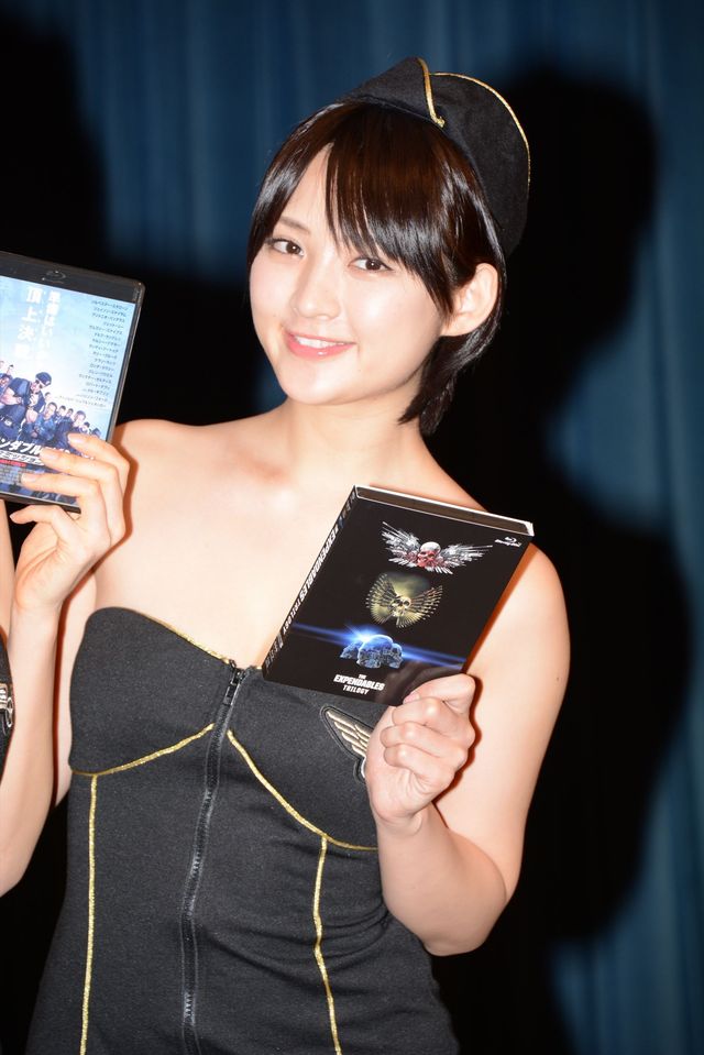 武藤敬司、グラドルたちの前であのポーズ！『エクスペンダブルズ3　ワールドミッション』ブルーレイ＆DVD発売記念イベントフォトギャラリー（7枚目）