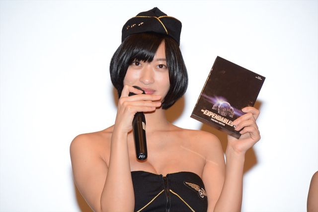 武藤敬司、グラドルたちの前であのポーズ！『エクスペンダブルズ3　ワールドミッション』ブルーレイ＆DVD発売記念イベントフォトギャラリー（11枚目）