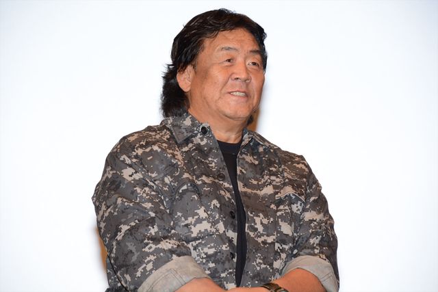 武藤敬司、グラドルたちの前であのポーズ！『エクスペンダブルズ3　ワールドミッション』ブルーレイ＆DVD発売記念イベントフォトギャラリー（13枚目）