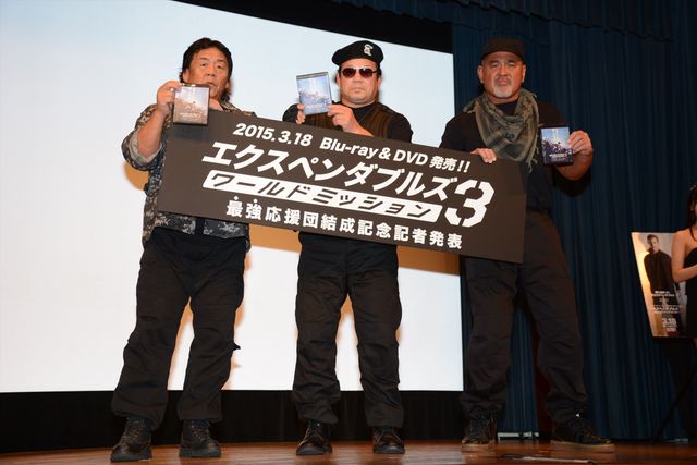 武藤敬司、グラドルたちの前であのポーズ！『エクスペンダブルズ3　ワールドミッション』ブルーレイ＆DVD発売記念イベントフォトギャラリー（14枚目）