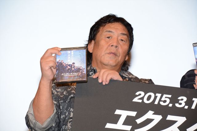 武藤敬司、グラドルたちの前であのポーズ！『エクスペンダブルズ3　ワールドミッション』ブルーレイ＆DVD発売記念イベントフォトギャラリー（15枚目）