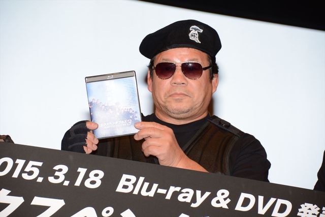 武藤敬司、グラドルたちの前であのポーズ！『エクスペンダブルズ3　ワールドミッション』ブルーレイ＆DVD発売記念イベントフォトギャラリー（16枚目）