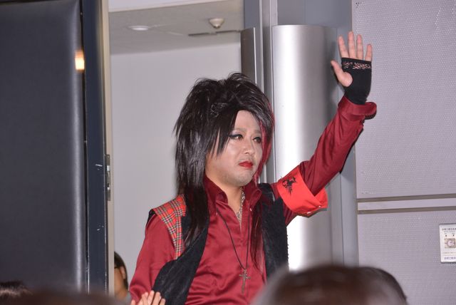 マキタスポーツ、ちびっ子たちの前にさっそうと登場『映画かいけつゾロリ　うちゅうの勇者たち』初日舞台あいさつフォトギャラリー：フォトギャラリー