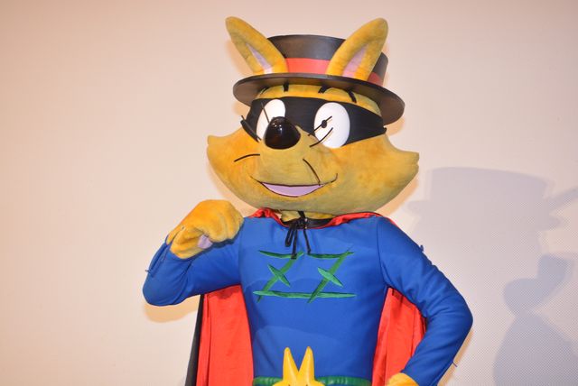 マキタスポーツ、ちびっ子たちの前にさっそうと登場『映画かいけつゾロリ　うちゅうの勇者たち』初日舞台あいさつフォトギャラリー（2枚目）