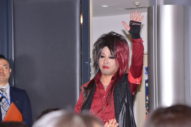 マキタスポーツ、ちびっ子たちの前にさっそうと登場『映画かいけつゾロリ　うちゅうの勇者たち』初日舞台あいさつフォトギャラリー（8枚目）