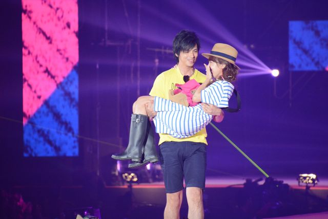 ふなっしー、DJでアゲアゲ！　アレク＆のんちゃん夫妻も思わずチュー　画像ギャラリー（3枚目）