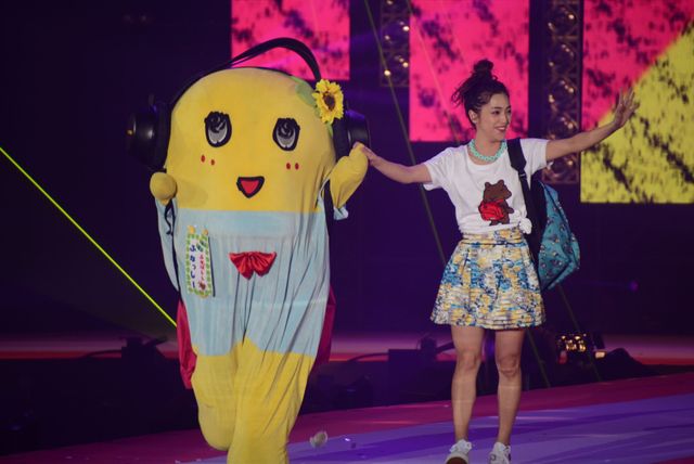 ふなっしー、DJでアゲアゲ！　アレク＆のんちゃん夫妻も思わずチュー　画像ギャラリー（8枚目）