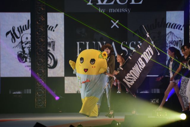 ふなっしー、DJでアゲアゲ! アレク&のんちゃん夫妻も思わずチュー 画像ギャラリー