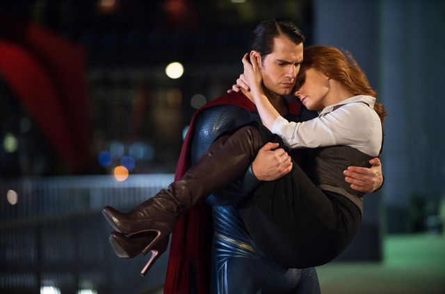 ロイス・レインを抱くスーパーマン - 写真は映画『バットマン vs スーパーマン　ジャスティスの誕生』より