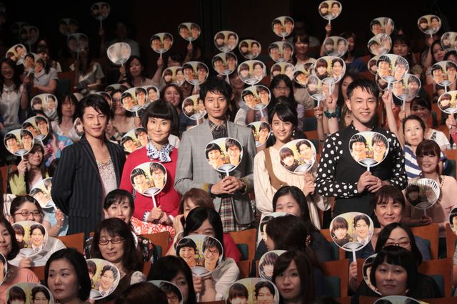 向井理と片桐はいりの掛け合い必見！映画『小野寺の弟・小野寺の姉』完成披露舞台あいさつ写真ギャラリー：フォトギャラリー