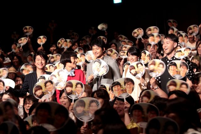 向井理と片桐はいりの掛け合い必見！映画『小野寺の弟・小野寺の姉』完成披露舞台あいさつ写真ギャラリー（4枚目）