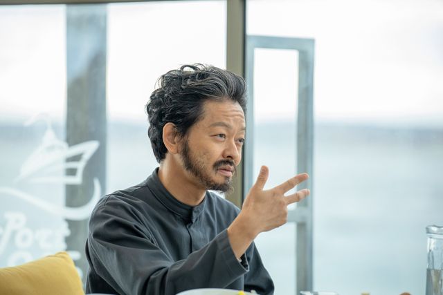 トップバッターを飾るアリ役・山中崇
