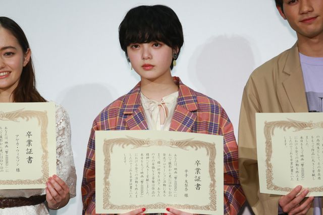 平手友梨奈、アヤカ・ウィルソンが“卒業証書”に感慨！：フォトギャラリー