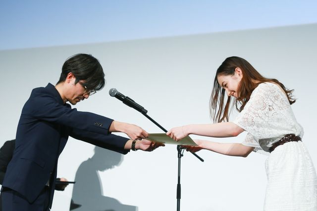 平手友梨奈、アヤカ・ウィルソンが“卒業証書”に感慨！（11枚目）