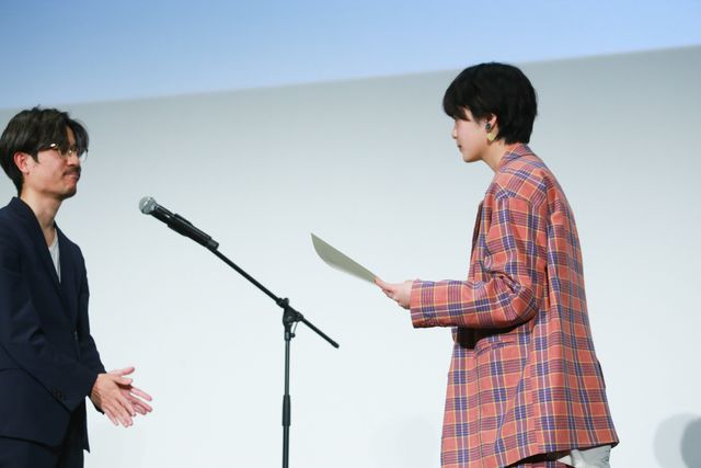平手友梨奈、アヤカ・ウィルソンが“卒業証書”に感慨！（13枚目）