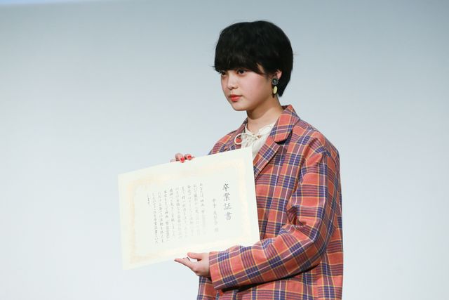 平手友梨奈、アヤカ・ウィルソンが“卒業証書”に感慨！（14枚目）