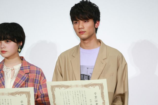 平手友梨奈、アヤカ・ウィルソンが“卒業証書”に感慨！（16枚目）