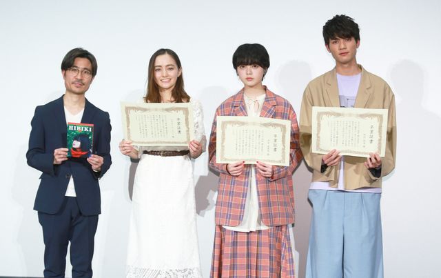 平手友梨奈、アヤカ・ウィルソンが“卒業証書”に感慨！（18枚目）