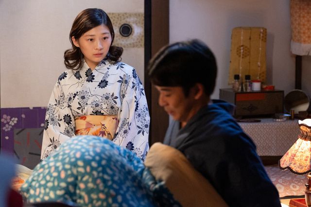 優三（仲野太賀）を見つめる寅子（伊藤沙莉）…「虎に翼」第35回の場面写真：フォトギャラリー