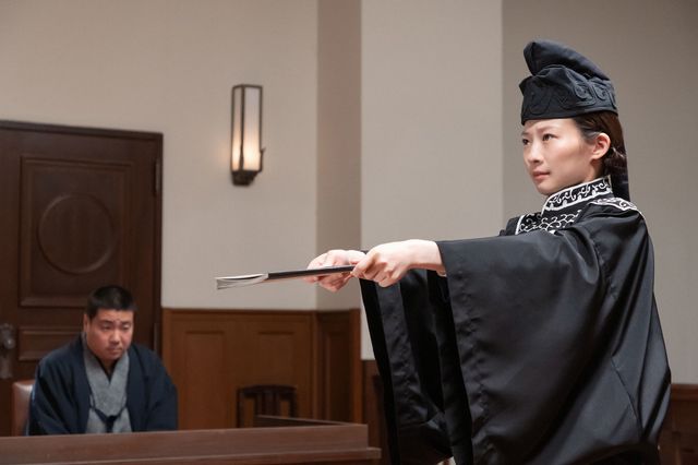 優三（仲野太賀）を見つめる寅子（伊藤沙莉）…「虎に翼」第35回の場面写真（4枚目）