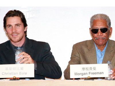 香港で「The Dark Knight」の会見中のクリスチャン・ベイル（左）とモーガン・フリーマン