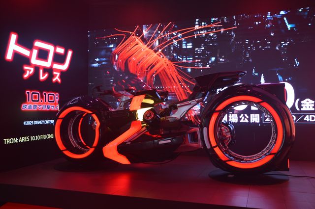 実際に乗れちゃう!『トロン:アレス』に登場するライトサイクル