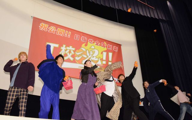 サイン入りボールを客席に投げる！『走れ！T校バスケット部』初日舞台あいさつ【18枚】：フォトギャラリー