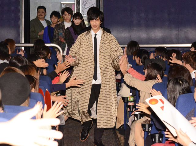 サイン入りボールを客席に投げる！『走れ！T校バスケット部』初日舞台あいさつ【18枚】（2枚目）