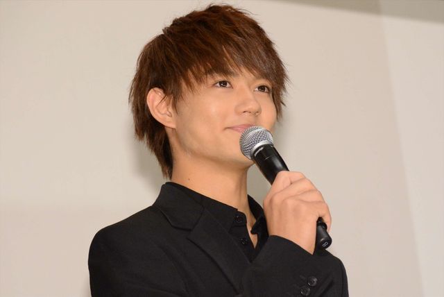 サイン入りボールを客席に投げる！『走れ！T校バスケット部』初日舞台あいさつ【18枚】（4枚目）