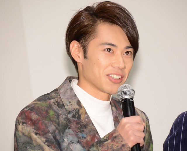 サイン入りボールを客席に投げる！『走れ！T校バスケット部』初日舞台あいさつ【18枚】（5枚目）