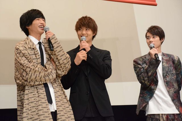 サイン入りボールを客席に投げる！『走れ！T校バスケット部』初日舞台あいさつ【18枚】（10枚目）