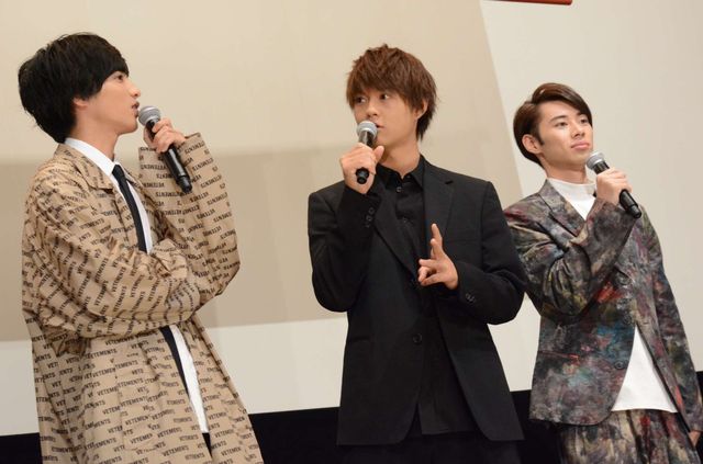 サイン入りボールを客席に投げる！『走れ！T校バスケット部』初日舞台あいさつ【18枚】（11枚目）