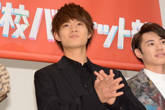 サイン入りボールを客席に投げる！『走れ！T校バスケット部』初日舞台あいさつ【18枚】（13枚目）