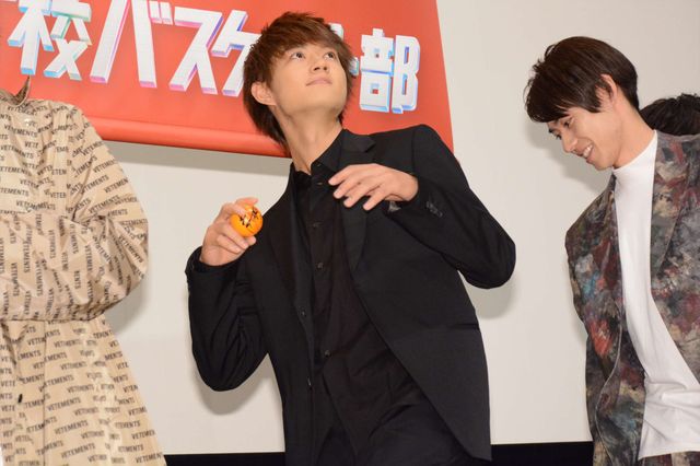 サイン入りボールを客席に投げる！『走れ！T校バスケット部』初日舞台あいさつ【18枚】（16枚目）