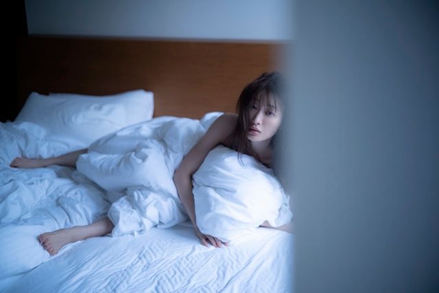 松本まりか、美しすぎる“のぞき見写真”　オトナの遊びがテーマの写真集（3枚目）