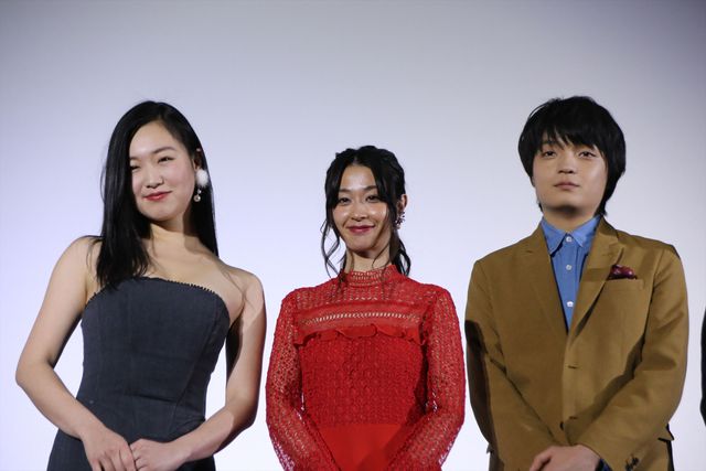 女優陣は美しいドレス姿で登壇！映画『愛の病』初日舞台あいさつ（17枚目）