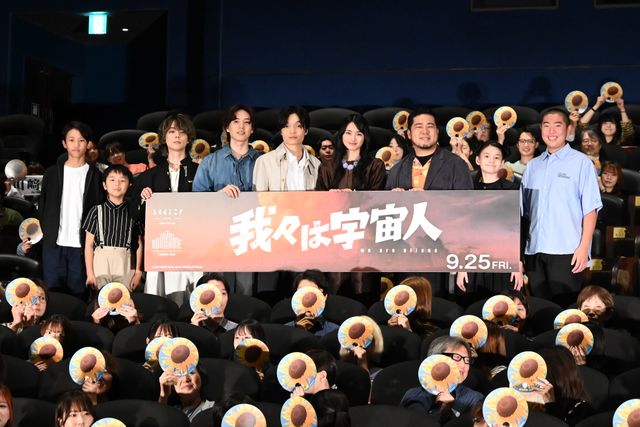 櫻坂46・山崎天、誕生日サプライズに歓喜！『我々は宇宙人』初日舞台あいさつ（2枚目）