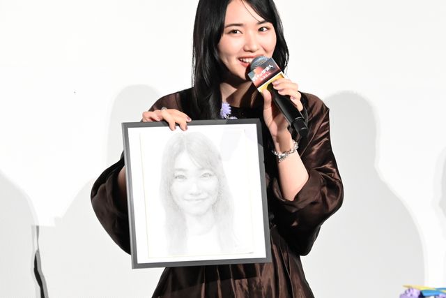櫻坂46・山崎天、誕生日サプライズに歓喜！『我々は宇宙人』初日舞台あいさつ（17枚目）